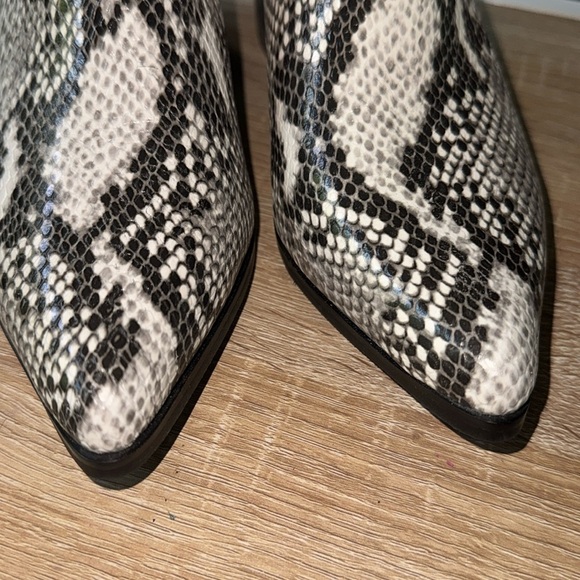 Blondo boots Waterproof leather 7.5 reptile snake print pointed toe - Picture 2 of 4